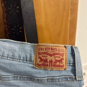 LEVI’S mid length stretchy jean shorts 33